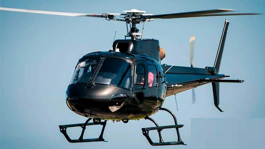 Helicóptero Airbus AS350 Esquilo em voo — imagem publicada na seção Frota do site da SLZ Táxi Aéreo